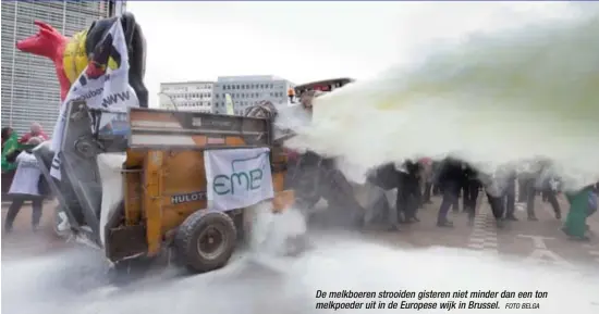  ?? FOTO BELGA ?? De melkboeren strooiden gisteren niet minder dan een ton melkpoeder uit in de Europese wijk in Brussel.