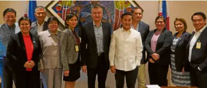  ??  ?? SHDA brass pay a courtesy call on Sen. Francis Tolentino (seventh from left), Chairman of the Senate Committee on Housing.