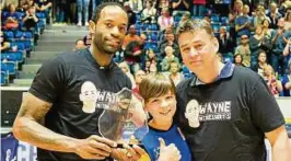  ??  ?? Vor der Partie wurde Julius Jenkins (l.) als MVP ausgezeich­net.