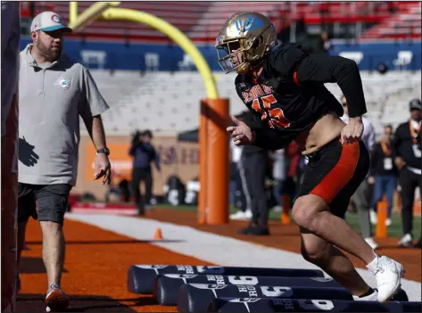  ?? BUTCH DILL — THE ASSOCIATED PRESS ?? National edge Laiatu Latu of UCLA runs through drills during practice for the Senior Bowl on Wednesday in Mobile, Ala.