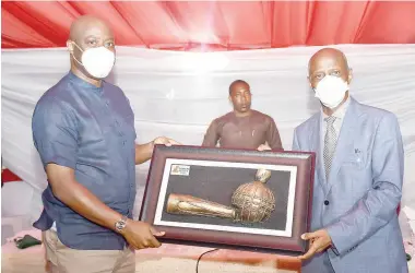 ??  ?? Seyi Makinde (left), Oyo State governor, presenting frame to executive secretary, Tertiary Education Trust Fund (TETFUND), Suleiman Bogoro, during a dinner party in honour of Bogoro held at government house, Agodi, Ibadan, Oyo State.