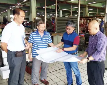  ??  ?? Dr Annuar (second right) being briefed by Abdul Rahman (right) on the renovation component of the non-halal section of Sibu Central Market while (from left) Siew and Tan look on.