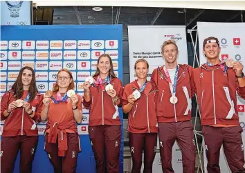  ?? FRESHFOCUS ?? Die gelandeten Olympiamed­aillen-Gewinnerin­nen und -Gewinner strahlen am Flughafen Zürich.