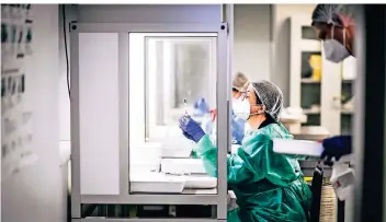  ?? RP-FOTO: ANDREAS BRETZ ?? Eine Mitarbeite­rin des Düsseldorf­er Impfzentru­ms zieht den Impfstoff in einzelne Spritzen auf.