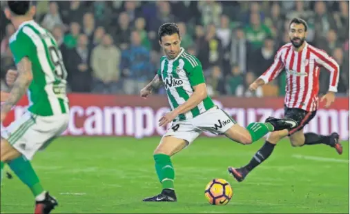  ??  ?? GOLEADOR. Así hizo Rubén Castro el gol que decidió el encuentro. El canario sigue siendo decisivo para el Betis.