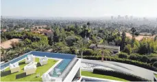  ?? FOTO: DPA ?? Blick auf Los Angeles: Das Vermögen der Dollar-Millionäre weltweit ist im vergangene­n Jahr erstmals über die Marke von 70 Billionen US-Dollar gestiegen.