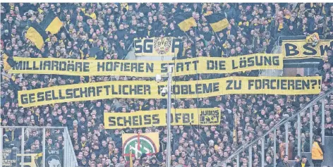  ?? FOTO: DPA ?? Fußballfan­s in NRW fürchten, dass solche Schriftzüg­e – wie hier von Dortmund-Fans – künftig verboten werden.