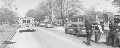  ?? — Gambar AFP ?? KAWAL: Gambar serahan Jabatan Polis Knoxville kelmarin menunjukka­n anggota polis berkawal di luar Austin-East Magnet High School di Knoxville, Tennessee selepas kejadian tembakan yang menyebabka­n seorang terbunuh.