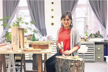  ?? FOTO: NIKA ?? Am liebsten arbeitet Miriam Bastisch an einem alten Holzstumpf. Auf eine eiserne Spitze, die sie auf dem Baum befestigt hat, kann die 34-Jährige Glas, Marmor und andere Materialie­n mit dem Hammer bearbeiten.