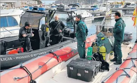  ?? AGUSTÍ ENSESA ?? Agentes de los Mossos d’Esquadra y la Guardia Civil ayer en el puerto de l’Estartit