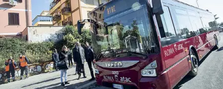  ??  ?? In strada Uno dei bus Atac di ultima generazion­e Vertici