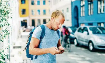  ?? GETTY ?? Die günstigste Lösung, um im Ausland zu surfen: Öffentlich­es Wi-Fi – oder das Roaming ganz abstellen.