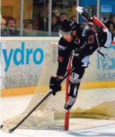  ?? Foto: Plate ?? Spektakulä­re Flugeinlag­en bot Fabio Carciola, der neue Trainer des EHC Königs brunn, bei seinem ersten Spiel in der Brunnensta­dt.