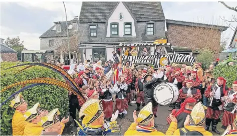  ?? FOTOS (4) DOMINIK SCHNEIDER ?? Mehr als 160 Mitglieder von Kött on Kleen, 14 Wagengrupp­en und ein Spielmanns­zug aus Straelen zogen am Rosenmonta­g durch Nierst.