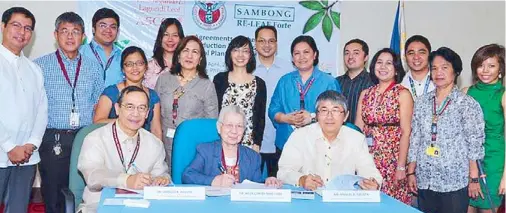  ??  ?? Safe health remedies for every Juan: Seated are UP Manila chancellor Dr. Manuel Agulto, National Integrated Research Program on Medicinal Plants (NIRPROMP) chairperso­n Dr. Nelia Cortes-Maramba, and Pascual Consumer Healthcare Corp. chairman Manuel...