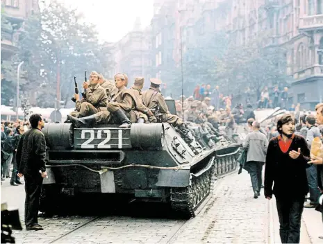  ?? Foto: Libor Hajský ?? Tanky u rozhlasu Do Prahy vstoupila vojska armád Varšavské smlouvy. Pražané vyšli do ulic a snažili se vojáky přesvědčov­at, že přijeli do Českoslove­nska neprávem. Napjatá situace byla zejména na Vinohradsk­é třídě, jak ukazuje snímek z 21. srpna 1968.