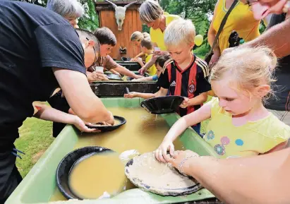  ?? FOTO: UM (ARCHIV) ?? Schürfen wie die Profis können kleine Goldjäger beim Leichlinge­r Kindersomm­er.