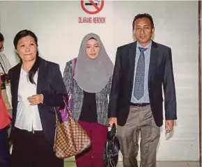 ?? PIC BY MUHD ZAABA ZAKERIA ?? (From right) National Heart Institute cardiothor­acic surgeon senior consultant Datuk Dr Mohamed Ezani Md Taib and intensive care unit director Datuk Dr Suneta Sulaiman arriving at the Shah Alam Court Complex yesterday.