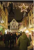  ??  ?? Der Kempener Weihnachts­markt ist jedes Jahr ein Besucherma­gnet.