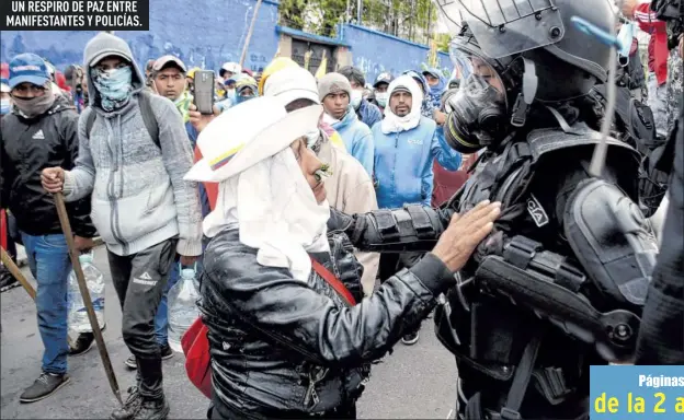  ?? ?? UN RESPIRO DE PAZ ENTRE MANIFESTAN­TES Y POLICÍAS.