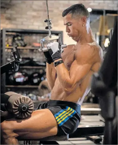  ?? ?? Cristiano se entrena en el gimnasio de su casa a la espera de novedades.