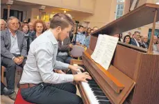  ?? FOTO: JÜRGEN BLANKENHOR­N ?? Ebenso wie die anderen Künstler hat Philipp Schmid das Publikum beim Jubiläumsk­onzert in der Oberdorfer Synagoge begeistert und der abwechslun­gsreichen Geschichte Oberdorfs ein weiteres Kapitel hinzugefüg­t.