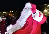  ?? FOTO: HEIKKI SAUKKOMAA/LEHTIKUVA ?? Julgubben kommer inte med en parad till Helsingfor­s
■ centrum. Men han dyker antagligen upp på andra vägar ändå.