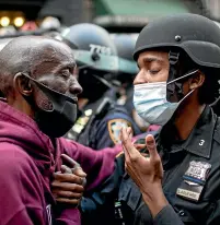  ?? WONG MAYE-E/AP ?? In the midst of a Black Lives Matter protest, a demonstrat­or and a police officer shake hands.