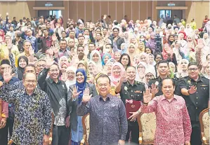  ?? — Gambar Bernama ?? CERIA: Nanta (depan, dua kiri) bergambar bersama warga Kementeria­n Kerja Raya selepas Majlis Amanat Tahun 2024 serta Perhimpuna­n Bulanan di Dewan Tan Sri Mahfoz Khalid, Kompleks Kerja Raya, semalam.