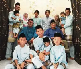  ??  ?? (In the back row 3rd from left) Norliyana Kamaruddin with her family at last year’s Hari Raya Aidilfitri celebratio­n.