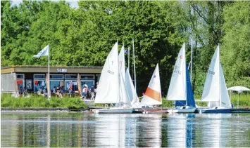  ??  ?? Idyllisch am Flussufer gelegen bietet das Vereinshei­m des Neuburger Segelclubs am Donaustaus­ee in Bertoldshe­im die ideale Hei mat für die Vereinsmit­glieder. Die Boote, die an den Bojen hängen, werden aber immer weniger.