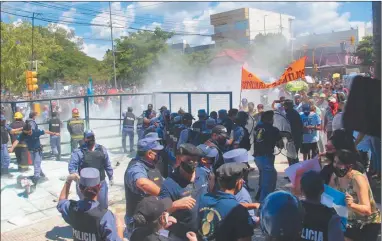  ??  ?? SIGUE LA TENSIÓN. Aunque sin la violencia de la primera marcha, en Formosa sigue la tensión por las medidas que viene tomando Insfrán. La jueza López Mace lo obliga a reformular­las.