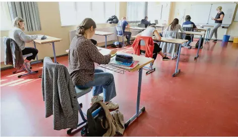  ?? FOTO: WÜSTNECK/DPA ?? Mit viel Abstand zwischen den Tischen und ohne Banknachba­r. So finden Schüler im Regionalve­rband am Montag ihre Klassenzim­mer vor.