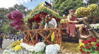 ??  ?? Tourism Undersecre­tary Alma Rita Jimenez, Tourism Regulation, Coordinati­on and Resource Generation (seated) and regional director, DOT-CAR Venus Tan on the Department of Tourism float
