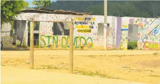  ??  ?? Habitantes han dejado mensajes en varias de las paredes de las casas que fueron atacadas en 2001.