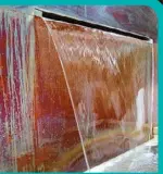  ??  ?? Creating a water curtain is not for the inexperien­ced, but an expert can create a wall of water to enhance a contempora­ry garden.