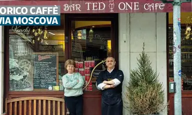  ?? (foto Alessandro Cimma/ Lapresse) ?? L’insegna
I proprietar­i del Ted one café all’angolo tra via Solferino e via della Moscova, Anna e Pasquale Tedone