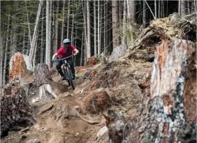  ??  ?? Depuis la part’ de Brandon Semenuk filmée l’an dernier sur ce spot, c’est devenu le plus connu des secret trails de Squamish. La photo et la grosse attaque de Pierre-Luc ne rendent pas justice à la pente pourtant bien présente.