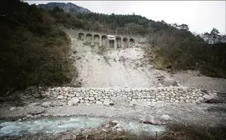  ??  ?? La réalisatio­n du béton projeté et les travaux de conforteme­nt du mur à arcatures de Fontan sont en cours. Les clouages sur la partie haute, sont, eux, terminés.