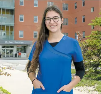  ?? PHOTO MARTIN ALARIE ?? Ariane Vallée-guérin, 17 ans, se trouve devant le Centre d’hébergemen­t de l’hôtel-dieu-de-saint-hyacinthe où elle travaille à temps plein en même temps qu’elle termine ses études secondaire­s.