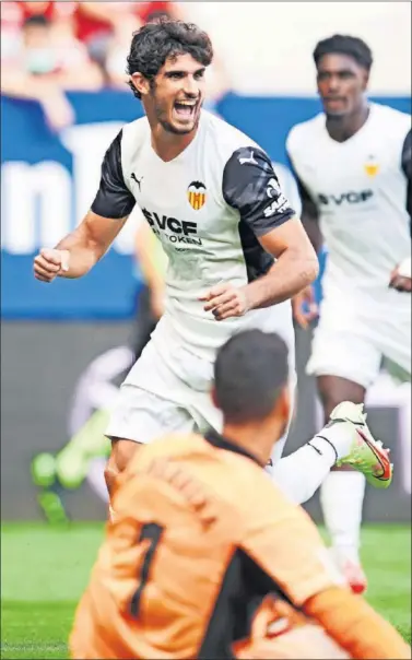  ??  ?? Guedes, en una tarde pletórica, celebra uno de los dos goles que firmó ayer en Pamplona.