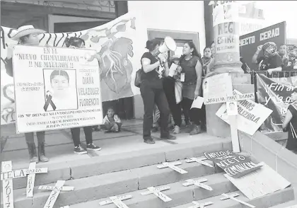  ??  ?? Familiares, amigos y activistas se reunieron ayer en las escalinata­s del palacio municipal de Chimalhuac­án, estado de México, para exigir que se esclarezca el asesinato de la joven Diana Velázquez Florencio ■ Foto René Ramón