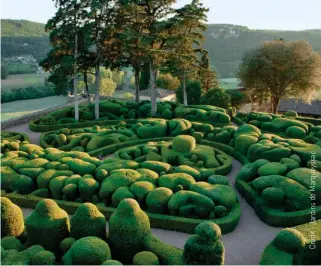  ??  ?? Les Jardins de Marqueyssa­c, une merveille d’horticultu­re au pied d’un petit château, le tout perché au dessus de la Dordogne.