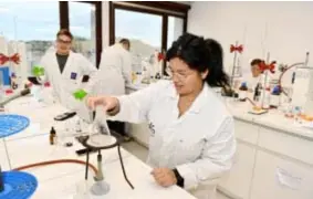  ?? FOTO JVDP ?? In de nieuwe labo’s focussen de studenten op duurzame chemie.