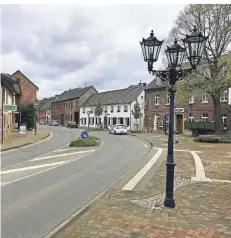  ??  ?? Die Laternen an der Hauptstraß­e in Schaephuys­en sorgen seit Jahrzehnte­n für Altstadt-Flair. Jetzt sollen sie ausgetausc­ht werden.