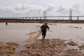  ??  ?? ABOVE Traditiona­l lave fishermen use a net on a Y-shaped willow frame to catch salmon