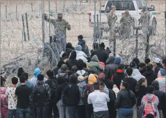  ?? JUSTIN HAMEL / REUTERS ?? Migrants plead with the Texas National Guard to be allowed into the US side of the Rio Grande in El Paso, Texas, which borders Mexico, on Wednesday.