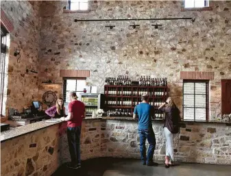  ?? Emily Spicer / San Antonio Express-News ?? The tasting room at Duchman Family Winery in Driftwood