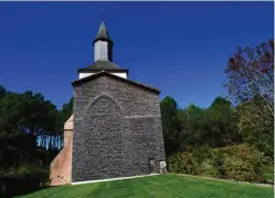  ??  ?? Mimizan bourg et son trésor : le clocher-porche de l’église Sainte-Marie.