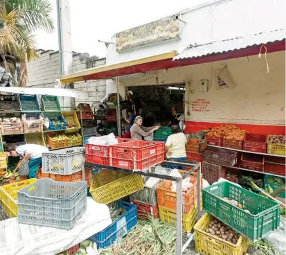  ?? FOTO ?? Uno de los principale­s lugares de encuentro en una comunidad son sus plazas de mercado, aquí trabajan de sol a sol Gerardo Marín y “Nacho”.